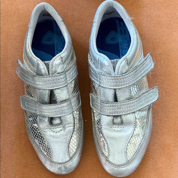 Via Uno Silver Sneakers Vintage Size 8 - Picture 1 of 7